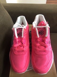 reebok women's pink sneakers