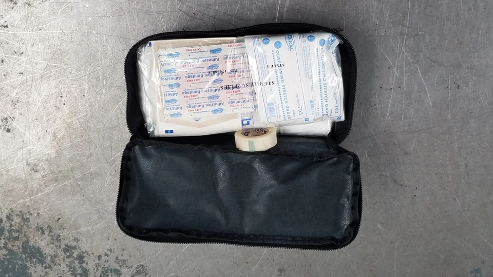 Mercedes Benz AMG E 63 2011 kit de primeros auxilios #4899 P6 Foto 2 de 2