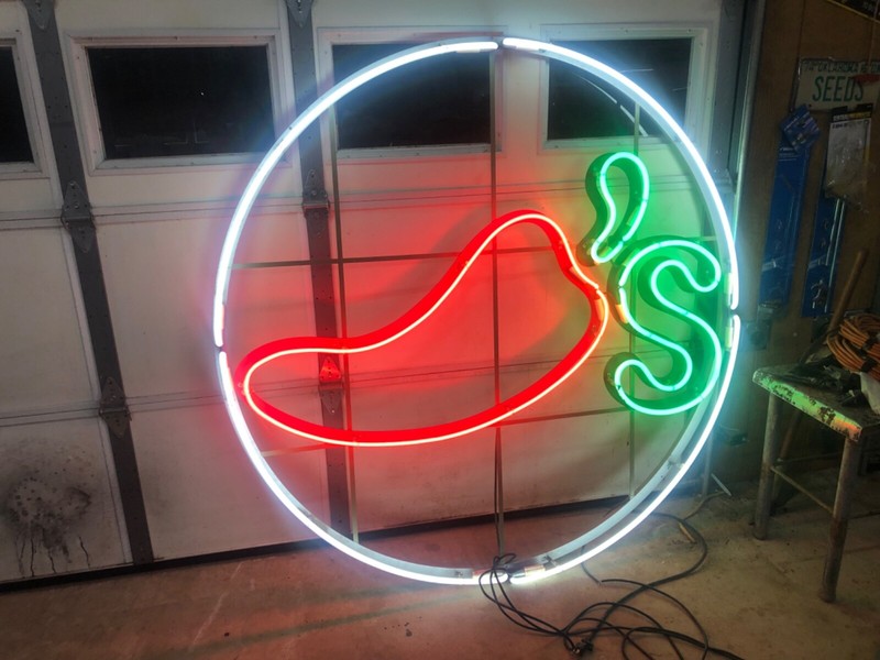 5 FOOT DIAMETER CHILI’S NEON SIGN 60” {WORKS GREAT} LOCATED IN DOVER, OKLAHOMA