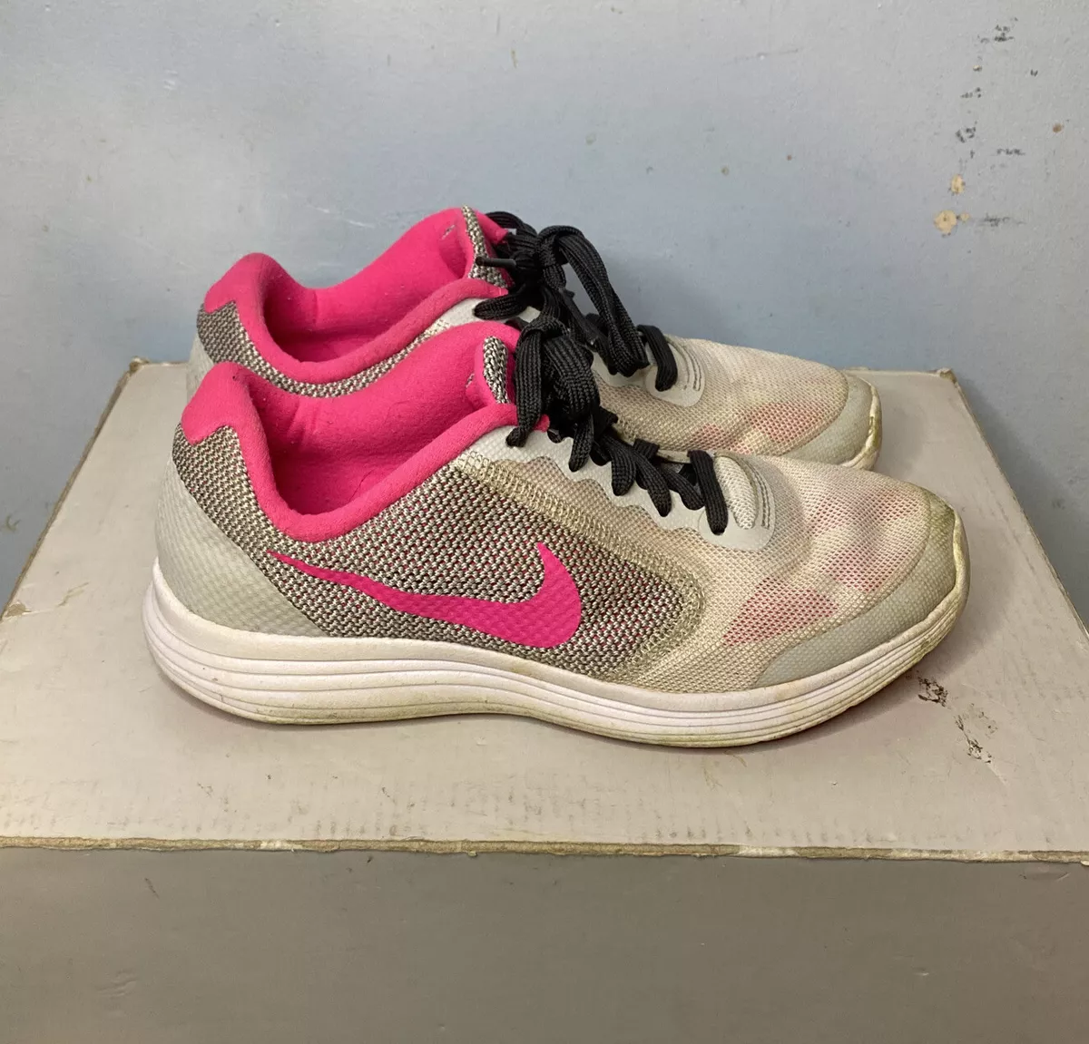 Nike revolution 3 gray atomic pink 2025