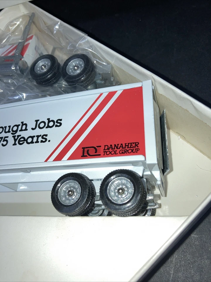 WINROSS 1/64 K-D TOOLS TRACTOR AND  TRAILER - Image 4 of 4