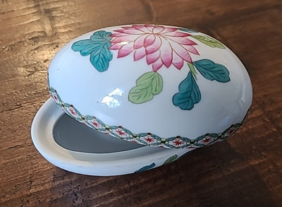 Porcelaine de Paris Schmucktopf in Eierform mit Chrysanthemen-Design - abgeplatzt