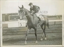 1937 Press Photo Araho Lass with Smith in the saddle at Narragansett Park R.I.