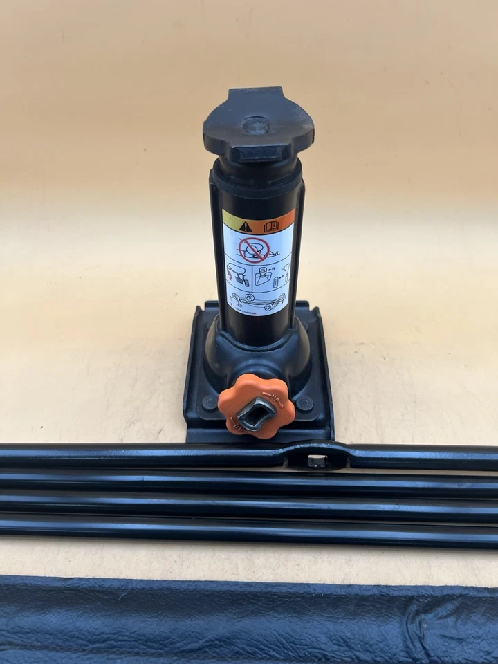 KIT GATO EMERGENCIA NEUMÁTICO REPUESTO SUPER DUTY FORD F250 F350 2014-2022 CON HERRAMIENTAS OEM Foto 4 de 4