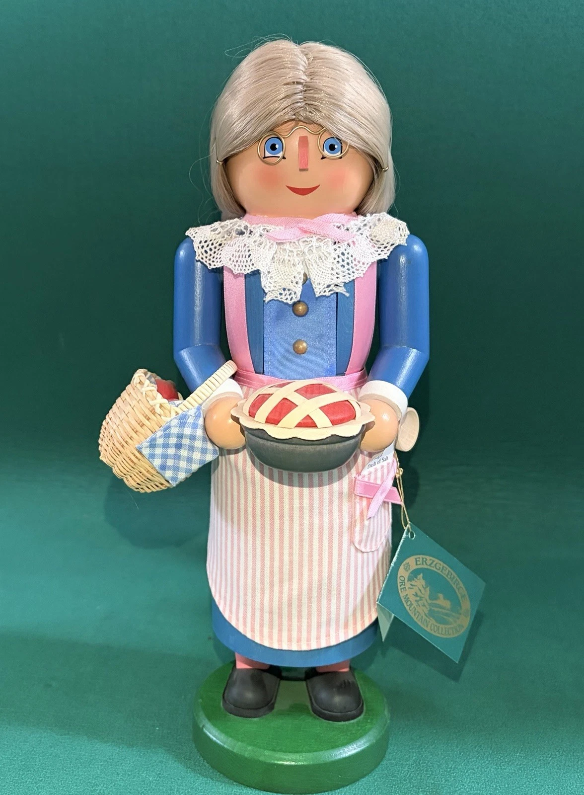 Erzgebirge Nutcracker American as Apple Pie Baker Pink Apron Basket w Tag, HTF
Opens in a new window