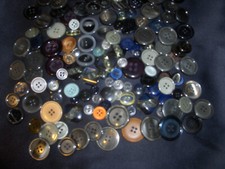 LOTTO 150 BOTTONI CON FORI  RESINE ANNI 70 RECUPERATI DA VECCHIA MERCERIA