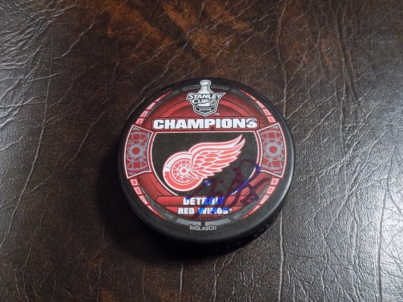 JIMMY HOWARD AUTOGRAPHED RED WINGS STANLEY CUP PUCK W/COA