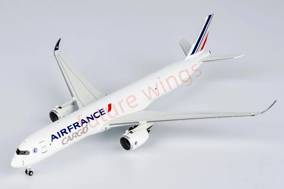 1:400 NG Models NG46007 Air France Airbus A350F Aircraft Model+Free Tractor - Image 3 of 4