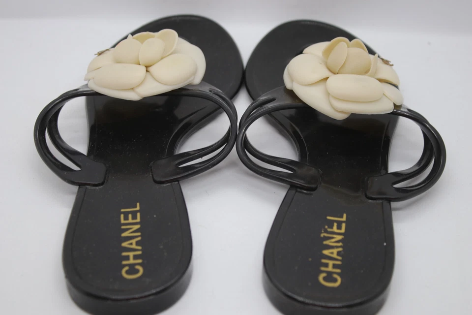 Chanclas Chanel Camelia - Sandalias Tanga Floral Blanco y Negro, Talla 39 EE. UU. 8 Foto 4 de 4