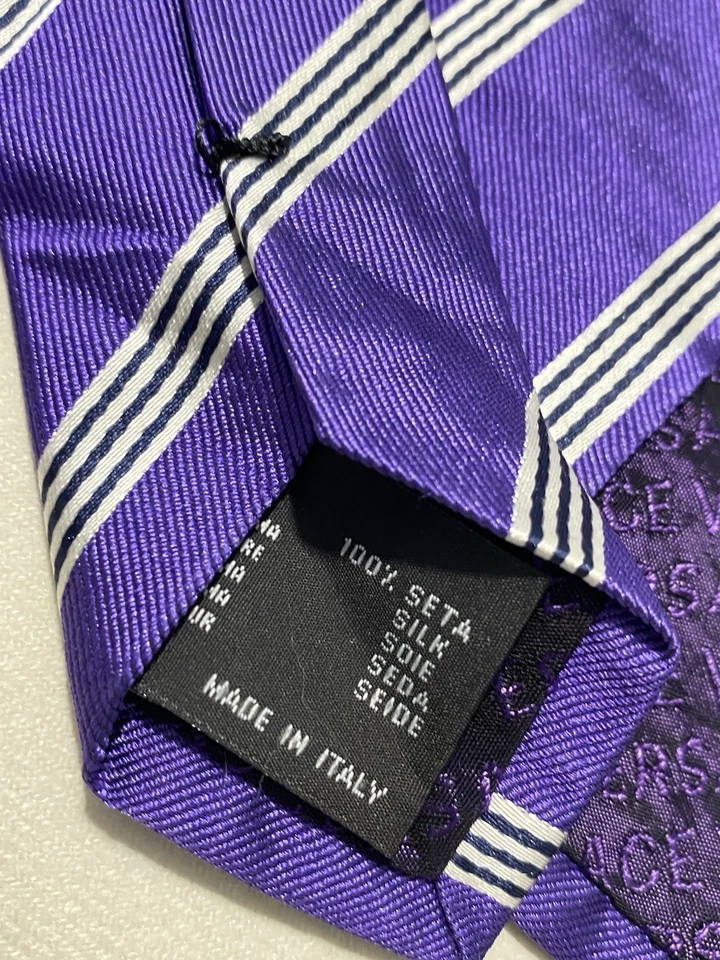 Corbata de hombre VERSACE de seda a rayas moradas. Logo de Medusa. Hecho en Italia. Ec Foto 4 de 4