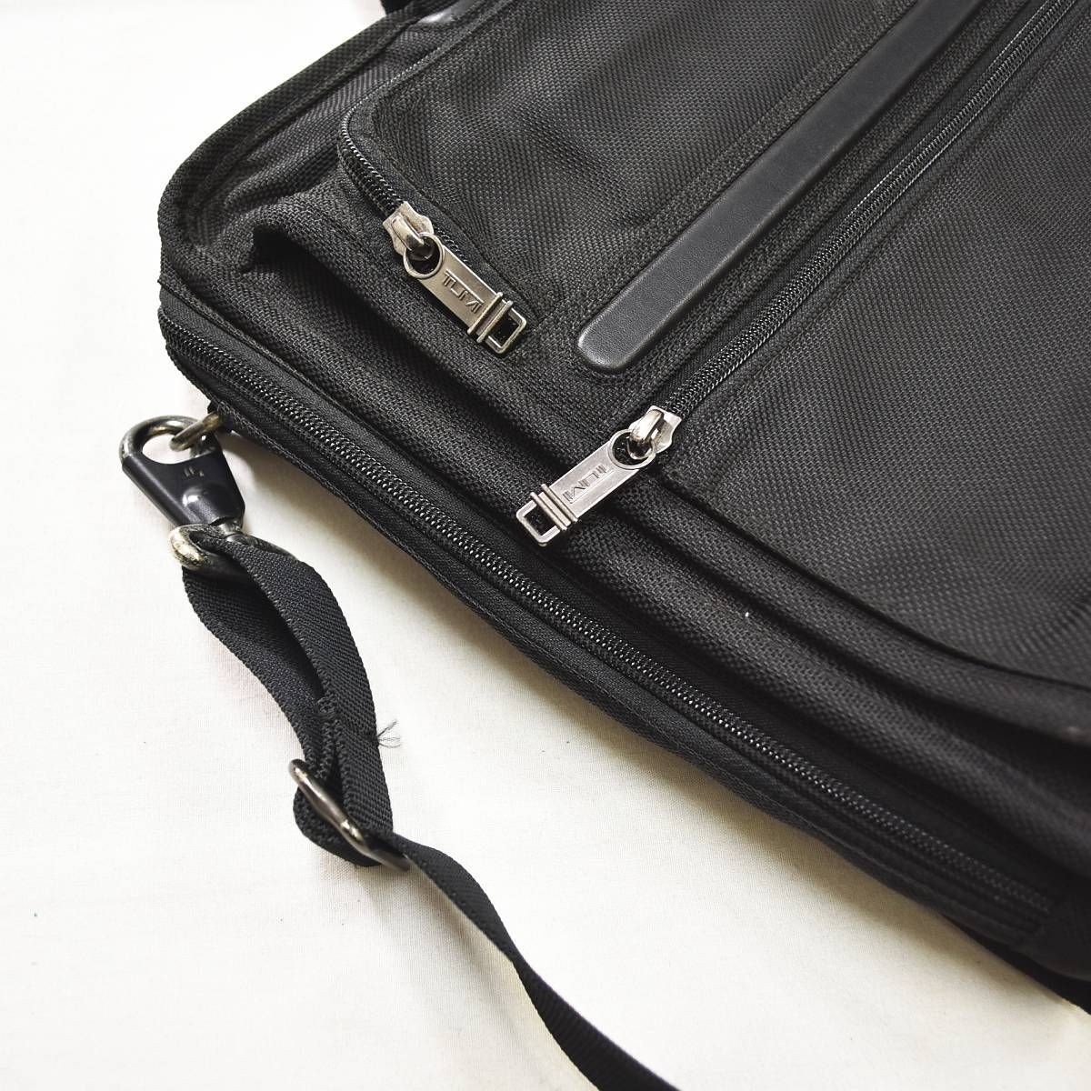 Tumi Large Capacity Compact Screen Computer Brief… - image 9