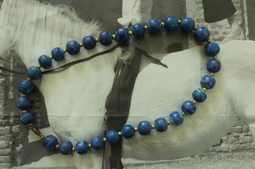 Collana di perle blu lapislazzuli anni 70 lunga 20” con distanziali tono oro - Foto 3 di 4