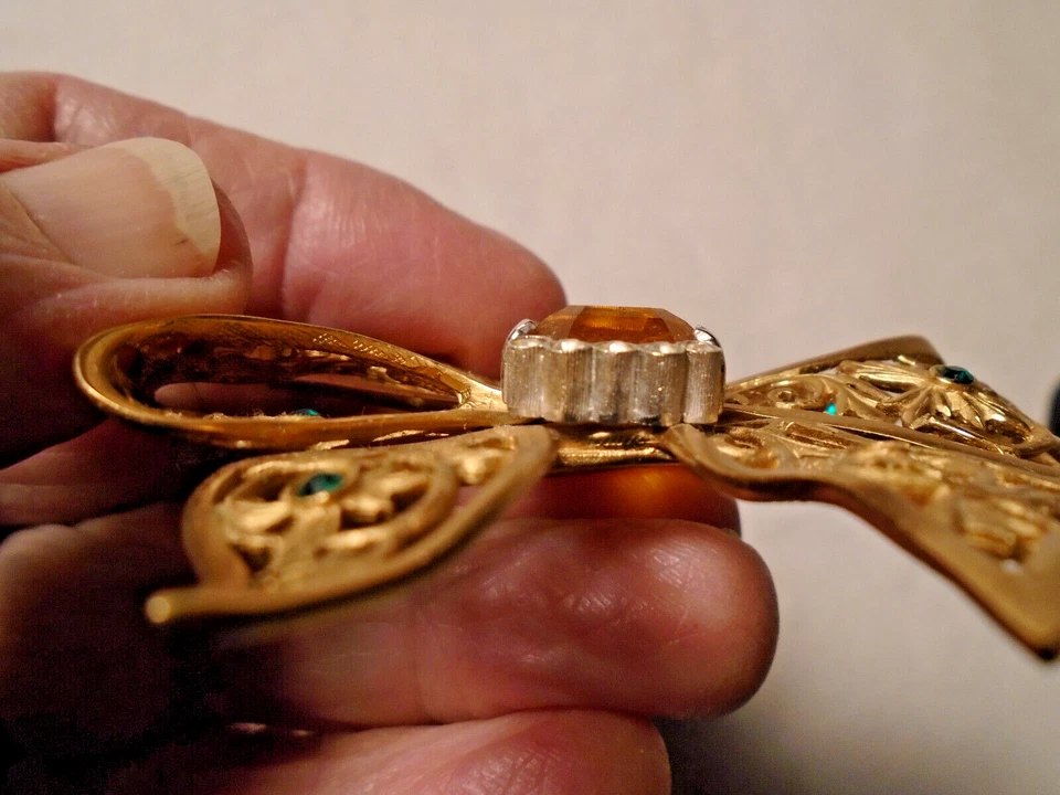 Broche lazo vintage tono dorado con pedrería firmado HM1992 2 1/2" X 2 3/4" Foto 4 de 4