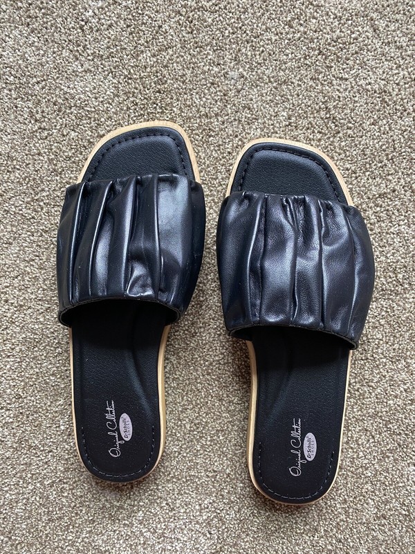womens sandals size 9 new.     1/2 OFF