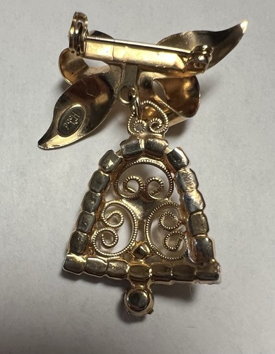 VINTAGE HOBE’ CHRISTMAS BROOCH - MID CENTURY, SIGNED, GOLD - DANGLE BELL/BOW PIN - Picture 4 of 4