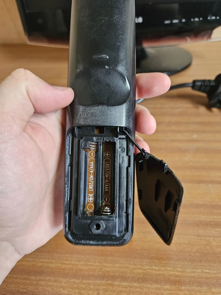 LG Flatron M1962DL 19” HD LCD TV Plus Remote Controller Black - Image 4 of 4