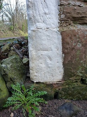 Foto 6x4 OS Benchmark - Allee, Wand auf Pfarrhaus Bank ein übermaltes OS c2017