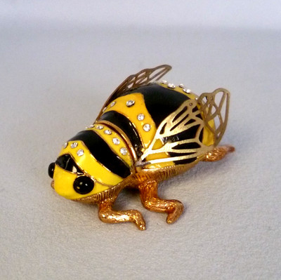 Emaille & Edelsteine Hummel Schmuckschatulle von Avon. Vintage 2004. Strasssteine. Sehr guter Zustand