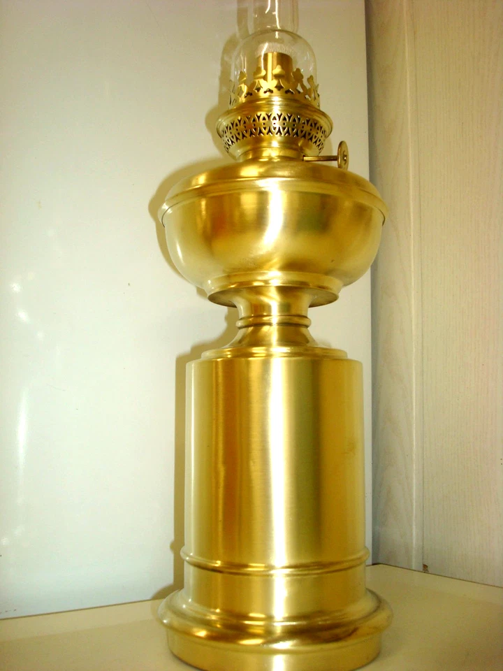 RARE et IMPOSANTE ANCIENNE LAMPE à PETROLE EN LAITON MASSIF COMPLETE et NETTOYEE - Photo 3/4