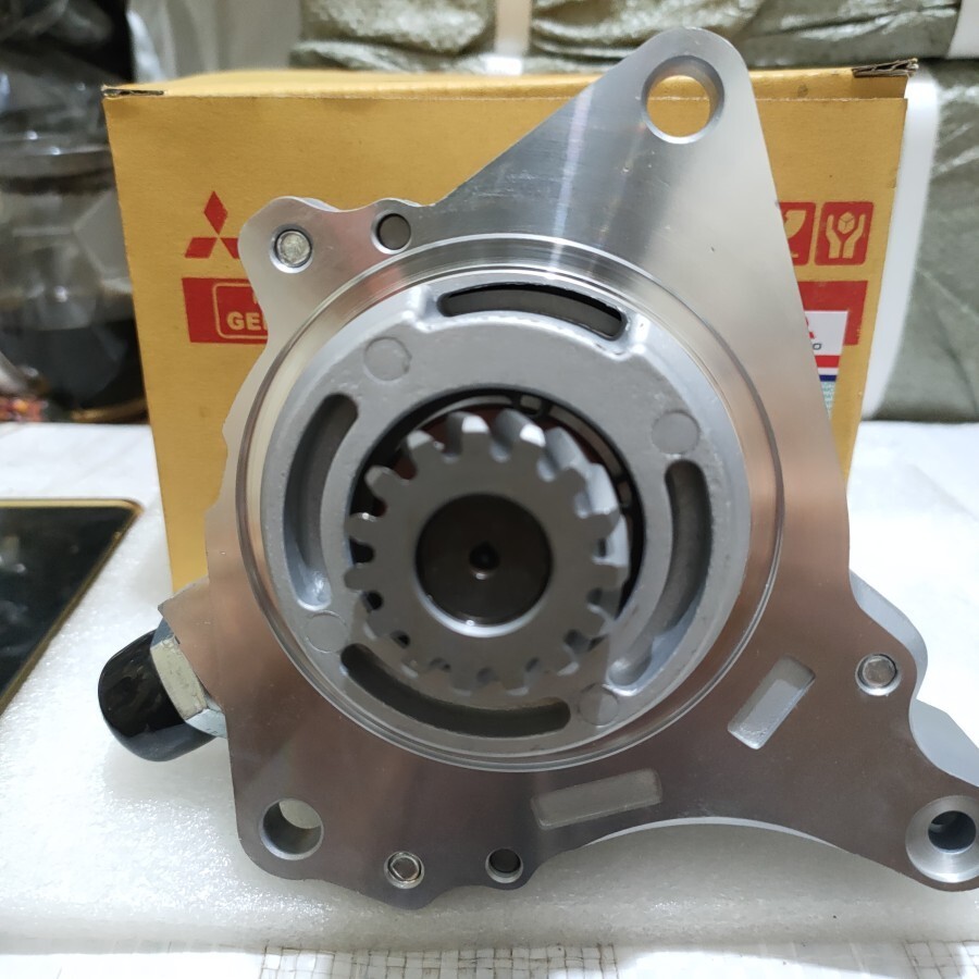 Mitsubishi 4D34 Canter Vacuum Pump | ME017287 | Genuine OEM