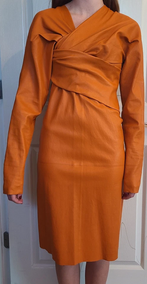 Vestido Bottega Veneta, Largo Midi Drapeado Cuero Naranja Suave Talla 36 Foto 4 de 4