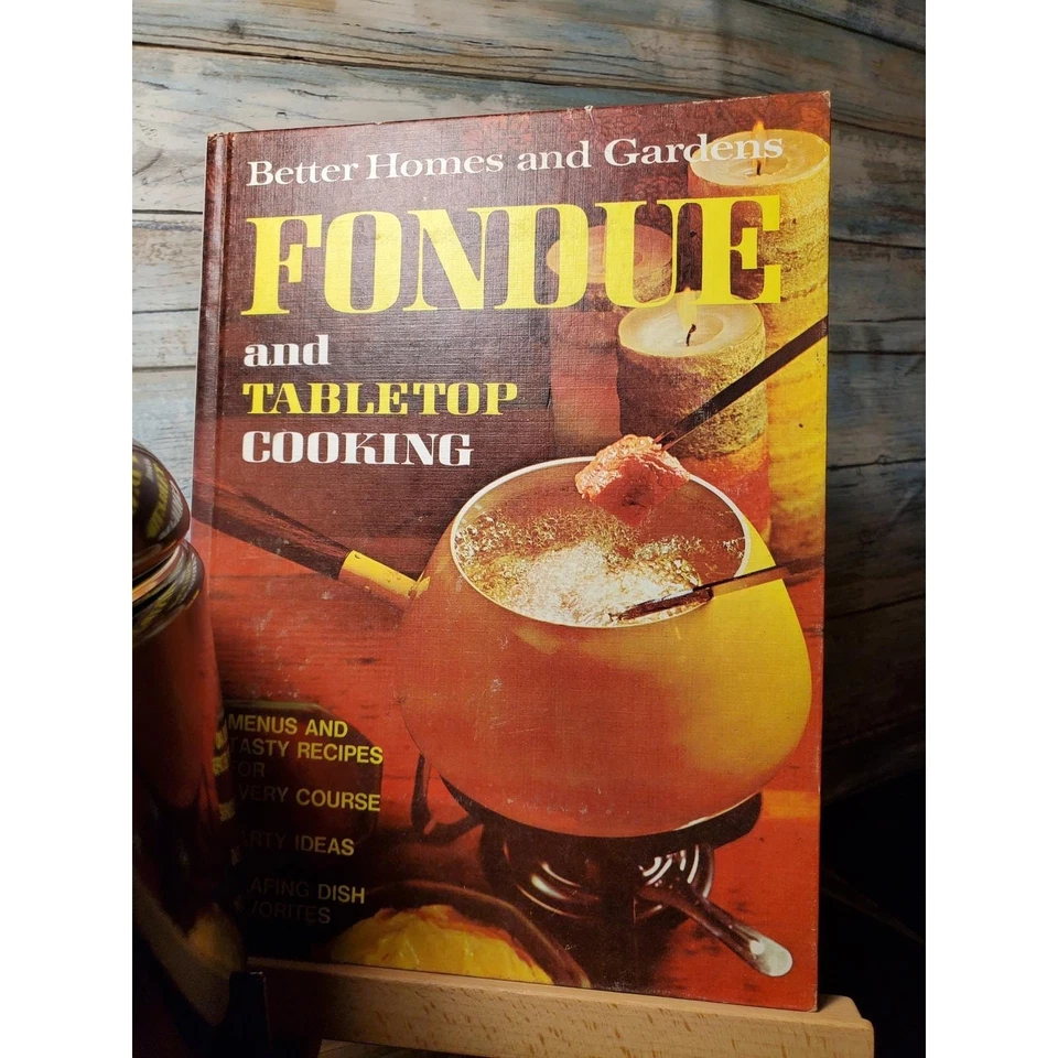 1970 Better Homes Gardens livro de receitas de fondue com panela de fondue e garfos conjunto MCM - Imagem 3 de 4
