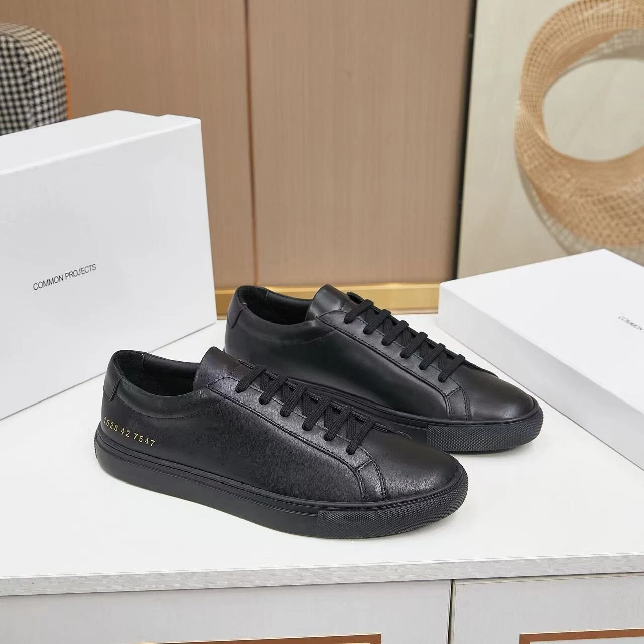 Nuovissime scarpe casual Common Projects nere taglio basso per uomo e donna