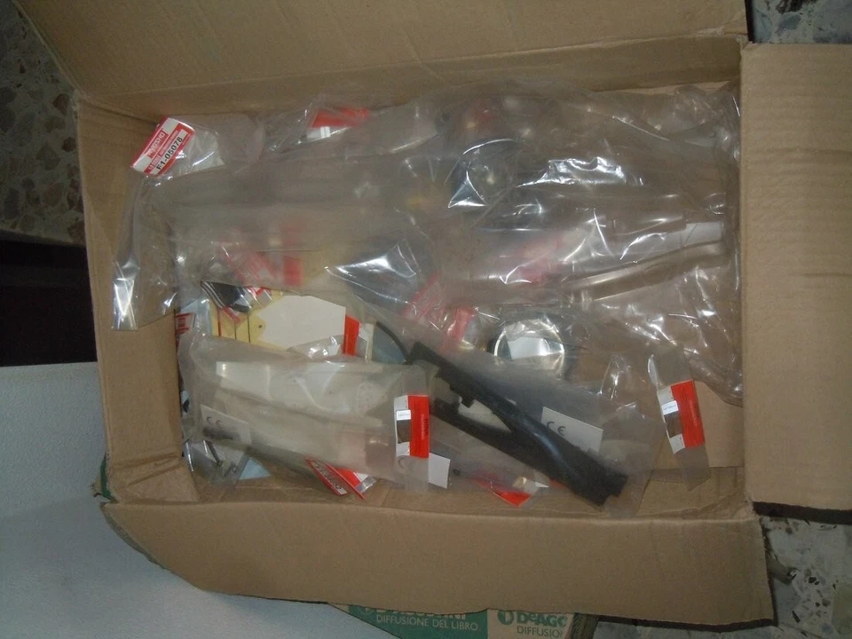 Ferrari F2005 De Agostini Kyosho kit di montaggio scala 1:8 no radiocomando - Immagine 3 di 3