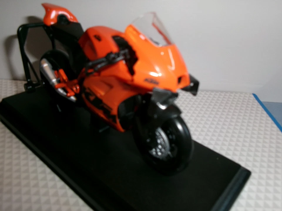 KTM RC 8  ORANGE  - 1:18 Welly auf Standplatte - Bild 3 von 4