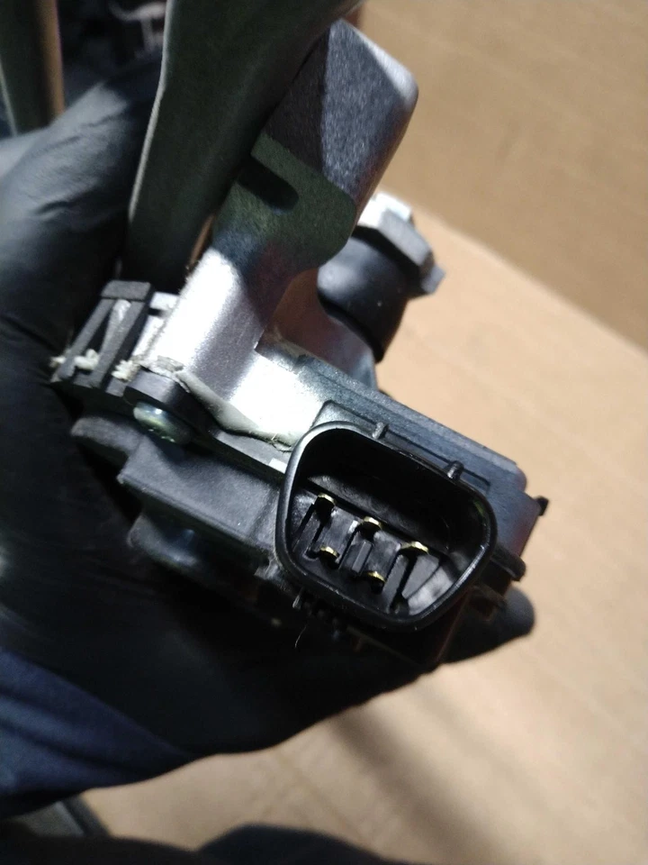 2022 GMC Sierra 1500 Wiper Motor OEM Black 46000 Miles NJ25-22368-561206 - Image 2 of 4