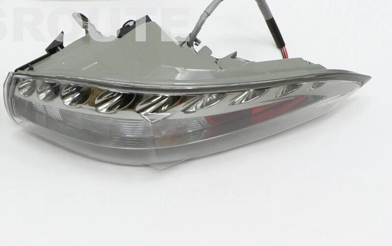 Lámpara combinada de luz trasera derecha Infiniti FX35 FX50 QX70 OEM transparente oscuro Foto 4 de 4