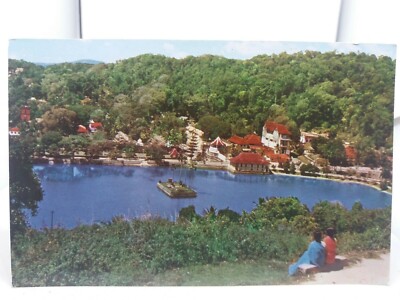 Vintage Postkarte Zwei junge Damen bewundern den Blick über den See Kandy Ceylon