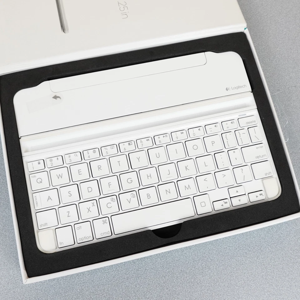 Logitech Ultra thin Magnetic Clip On Keyboard Silver Cover for iPad Mini OB - Image 4 of 4