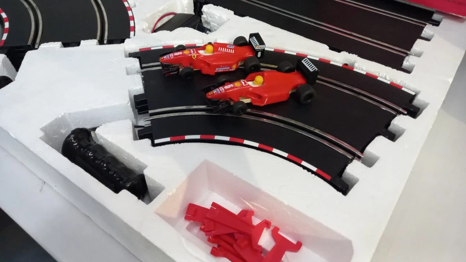 POL30950 Polistil pista elettrica analogica 1/32 a due corsie con Ferrari F1 - Immagine 2 di 4