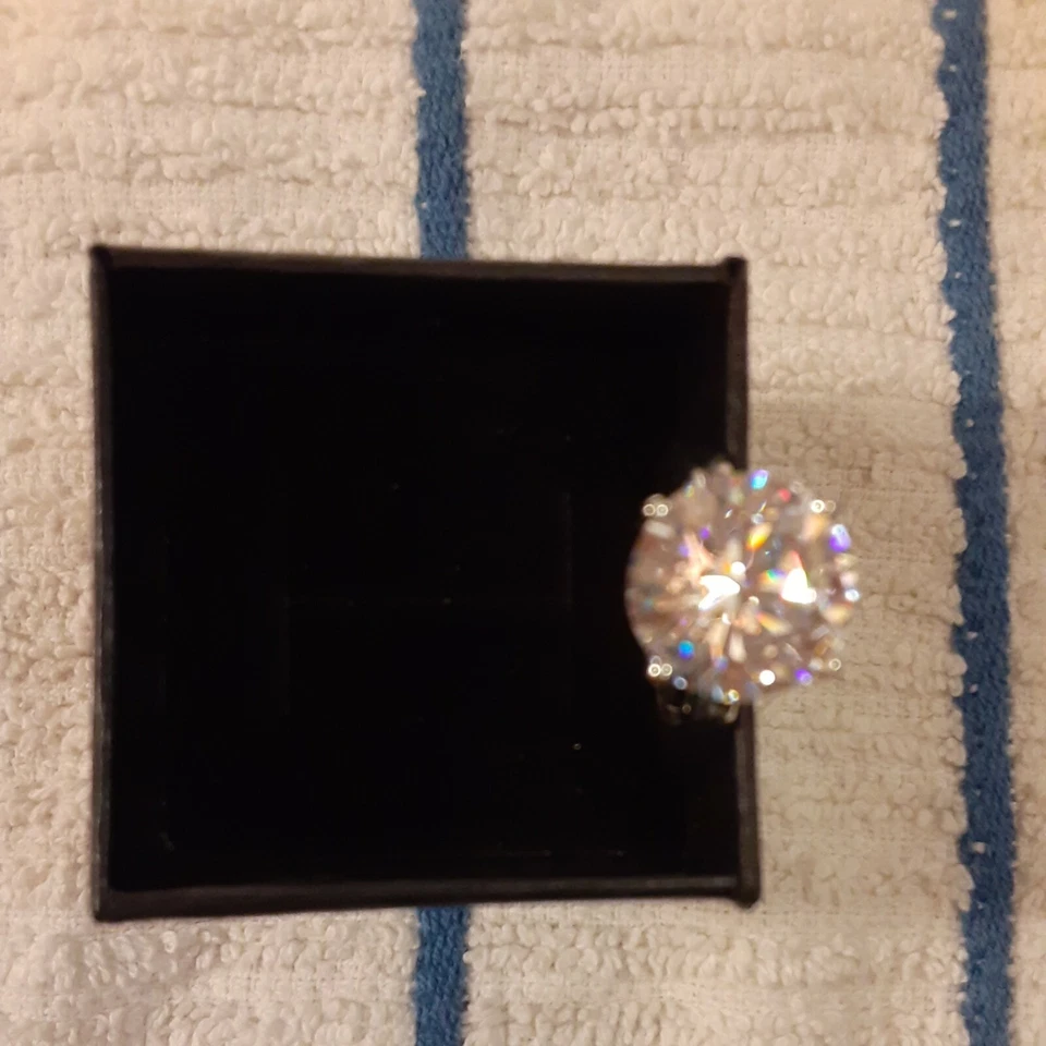 Anillo de ley tamaño 8 hecho con circonitas blancas redondas de 12 mm de Swarovski (227) Foto 4 de 4