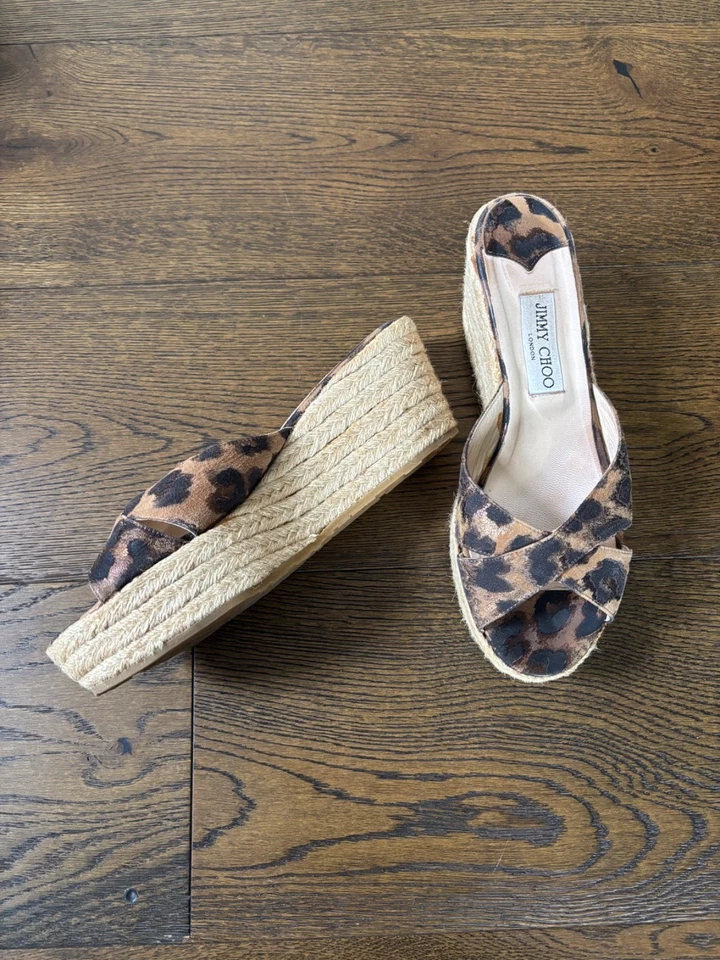 Sandalias alpargatas con plataforma de cuña Jimmy Choo para mujer de cuero leopardo Foto 2 de 4