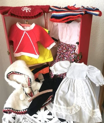 alter Puppen Schrankkoffer mit etwas Puppenkleidung f. mittelgroße Puppen - Bild 1 von 4