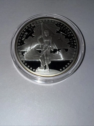 2017 NON VI VIRTUTE VICI PROOF MEDALLION SILVER SHIELD , 2 toz. .999 AG RARE !