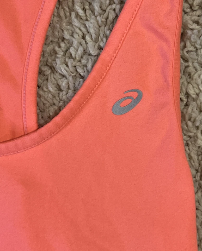Camisa sin mangas Asics pequeña de entrenamiento coral para mujer Foto 3 de 4