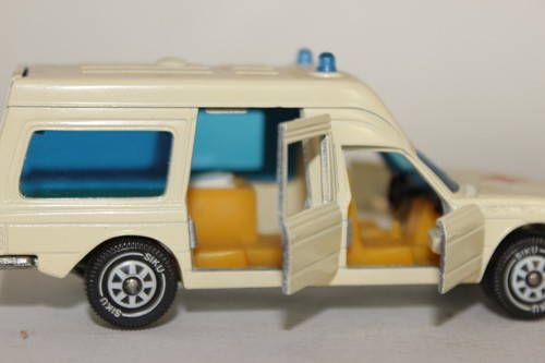 SIKU Mercedes Ambulance 1/43 - Picture 4 of 9