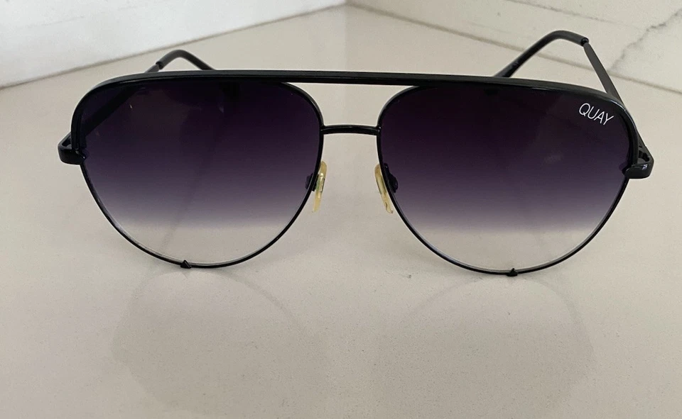 Очки солнцезащитные унисекс Quay High Key 126 черная оправа фиолетовое выцветание авиаторские с тканью - Изображение 3 из 4