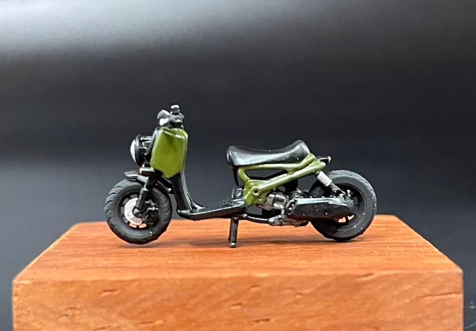 CR 1:64 ZOOMER Motorcycle Motor Bike Model Resin - Image 4 of 4