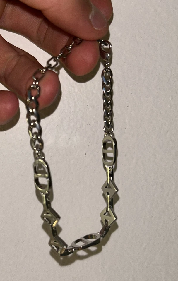 Pulsera Christian Dior. Limitado. Cadena plateada con logo CD. Auténtico.  Foto 4 de 4