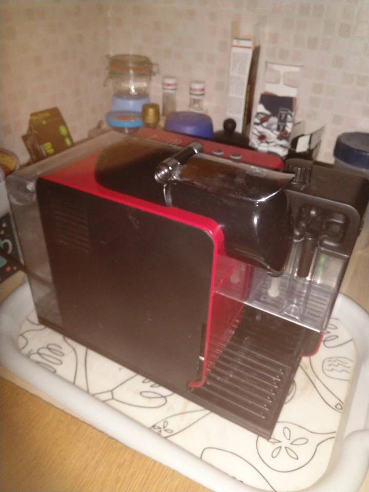 Delonghi Nespresso EN 520.R Lattissima One Touch Coffee Machine, Red, photo 2 of 4