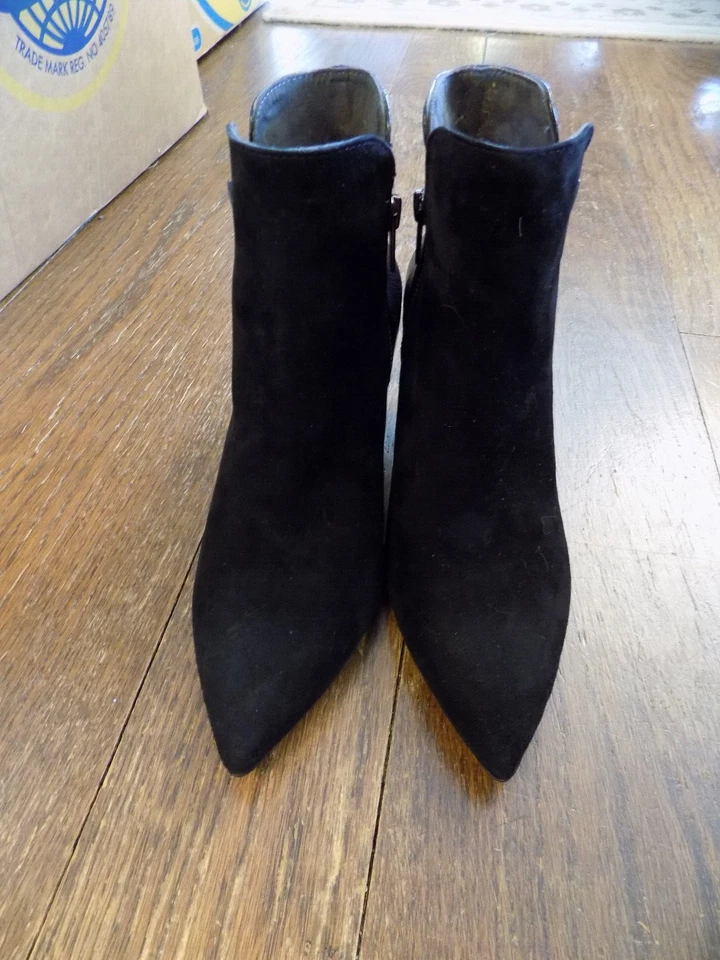 G.I.L.I. Botines Gailee Gamuza Negra Punta Serpiente Tacones 2.25" Usados en Excelente Condición 6.5 Foto 2 de 4