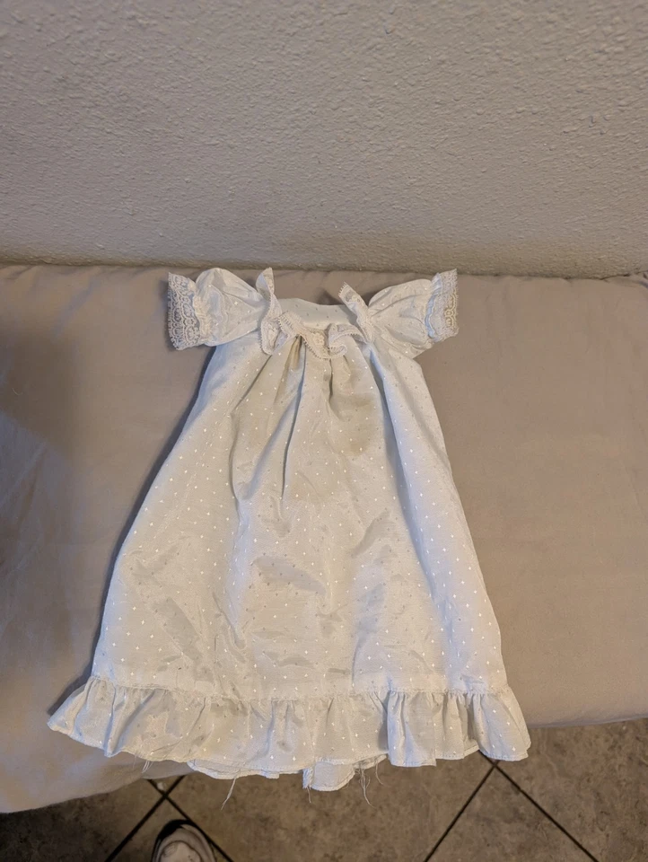 Винтажное белое платье для куклы длиной 13 дюймов — кружевные рукава, оборчатый подол, застежка-кнопка - Изображение 2 из 4