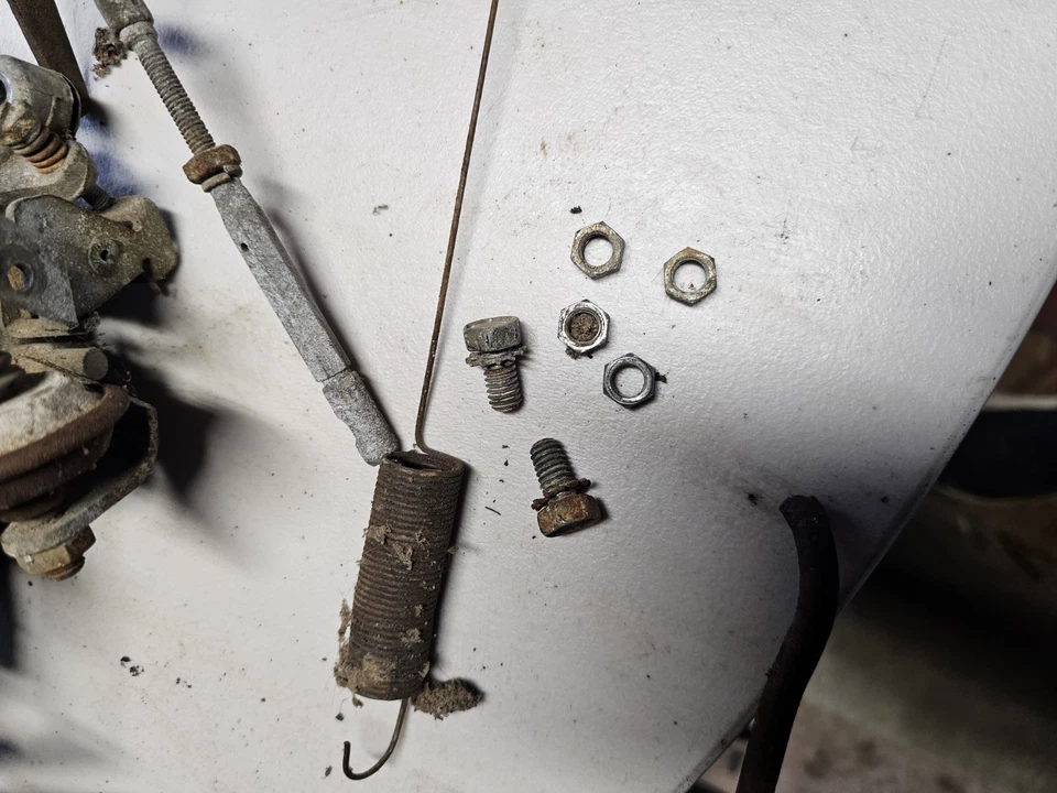 Carburador y soporte Ford 1962 con resorte  Foto 2 de 4