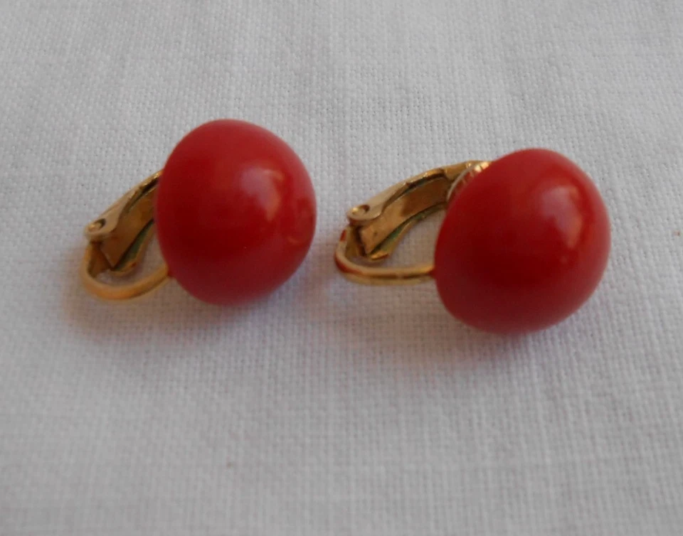 PICCOLI ORECCHINI TRIFARI TONDI IN LUCITE COLORE ROSSO A CLIP - Immagine 3 di 4