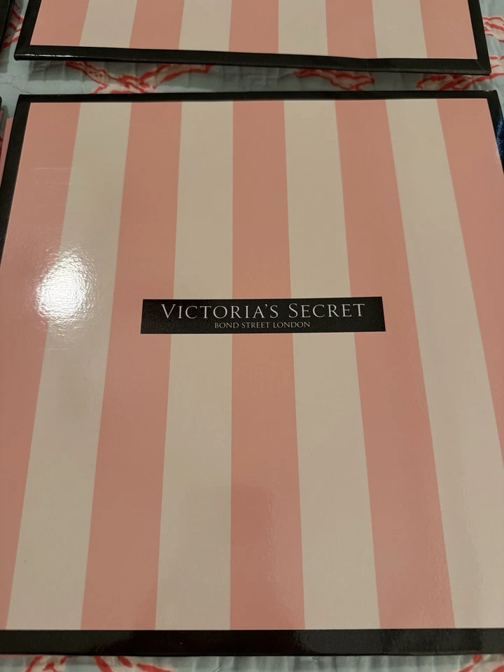 Lote de Cajas Raras Victoria's Secret 12.25" X 12.25" X 5"- Juego de Cuatro Foto 3 de 4
