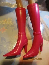 BARBIE DOLL / PAIR OF SHOES ...... (1982)